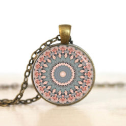 Handmade Kette zartes Mandala Rosa Grau aus Edelstahl von Just Trisha
