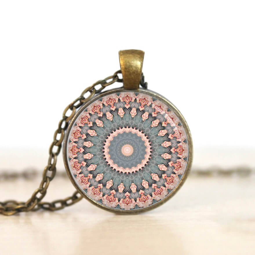 Ohrstecker, Ohrhänger, Clipse & Druckknopf – Motiv Zartes Mandala Rosa Grau – Schmuck aus Edelstahl Ohrstecker, Ohrhänger, Clipse & Druckknopf - Motiv Zartes Mandala Rosa Grau - Schmuck aus Edelstahl