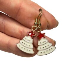 Weiße Tannenbaum Ohrhänger mit rotem Stern – weihnachtlicher Schmuck aus Edelstahl