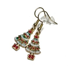 Verschneite Tannenbaum Ohrhänger mit roten Kugeln – weihnachtlicher Schmuck aus Edelstahl Verschneite Tannenbaum Ohrhänger mit roten Kugeln – weihnachtlicher Schmuck aus Edelstahl