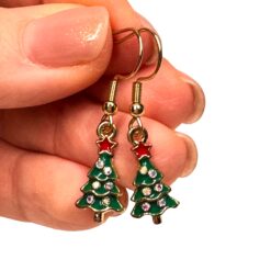 Tannenbaum Ohrhänger mit Strass und rotem Stern – weihnachtlicher Schmuck aus Edelstahl