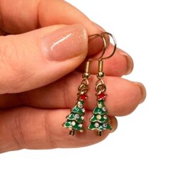 Tannenbaum Ohrhänger mit Strass und rotem Stern – weihnachtlicher Schmuck aus Edelstahl Tannenbaum Ohrhänger mit Strass und rotem Stern – weihnachtlicher Schmuck aus Edelstahl