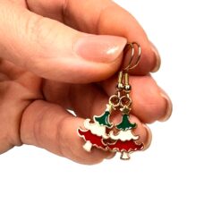 Tannenbaum Ohrhänger in Rot Weiß Grün – weihnachtlicher Schmuck aus Edelstahl Tannenbaum Ohrhänger in Rot Weiß Grün – weihnachtlicher Schmuck aus Edelstahl