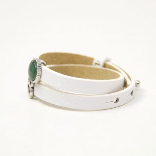 Wickelarmband aus Leder in weiß mit Kleeblatt und grüner Schiebeperle