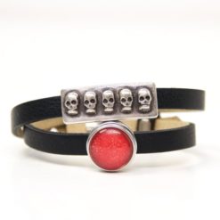 Wickelarmband aus Leder in schwarz mit 3D Totenkopf Schiebeperle und rotem Druckknopf