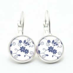 Ohrstecker / Ohrhänger blaue Blumen auf weißem Hintergrund