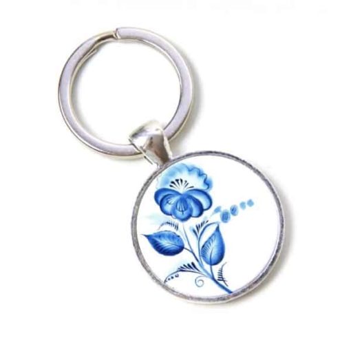 Schlüsselanhänger mit zarter blauer Blume im Gzhel Stil