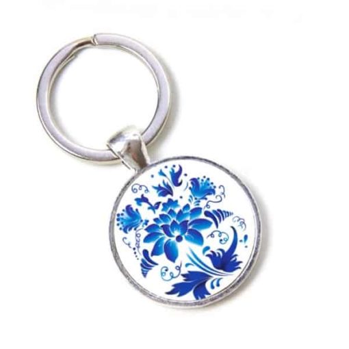 Schlüsselanhänger mit wunderschöner blauer Blume im Gzhel Stil