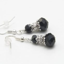 Ohrringe mit Glaskristall in Schwarz