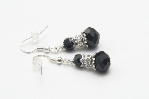 Ohrringe mit Glaskristall in Schwarz
