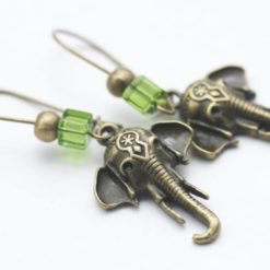 Zarte Elefanten Ohrringe mit grünen Perlen